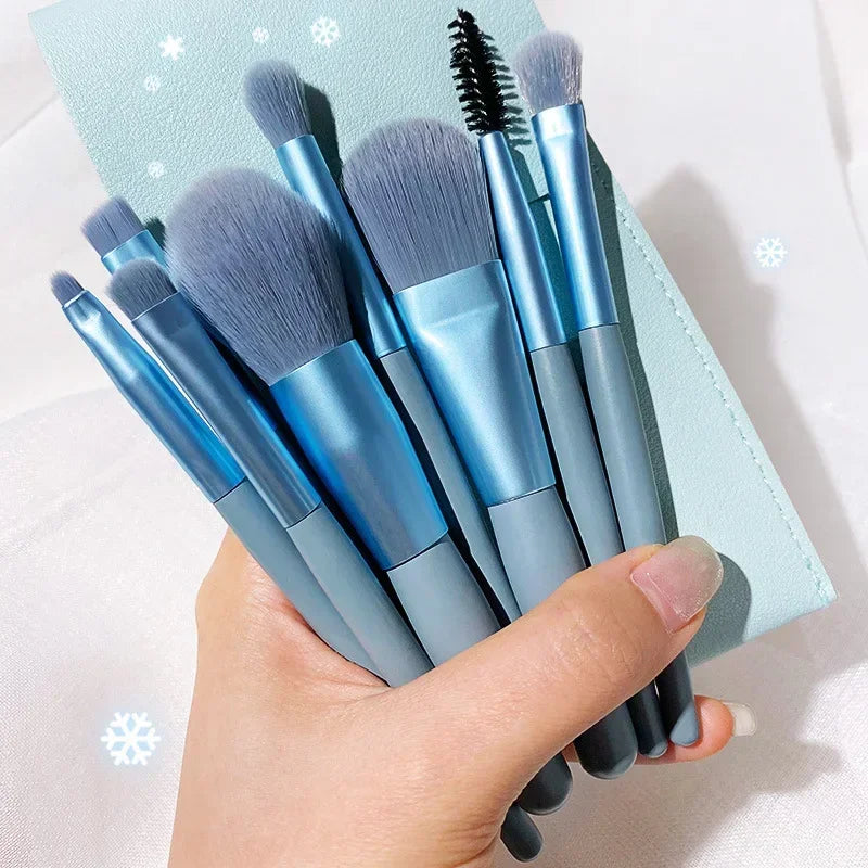Make-up set with 8 to 13 brushes for the perfect look!